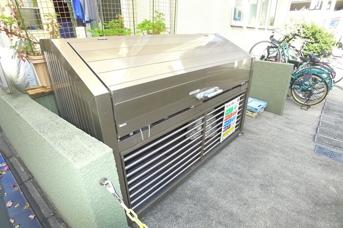 物件外観写真6　(バイク置き場)