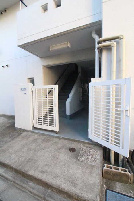 物件外観写真3　(エントランス部分)