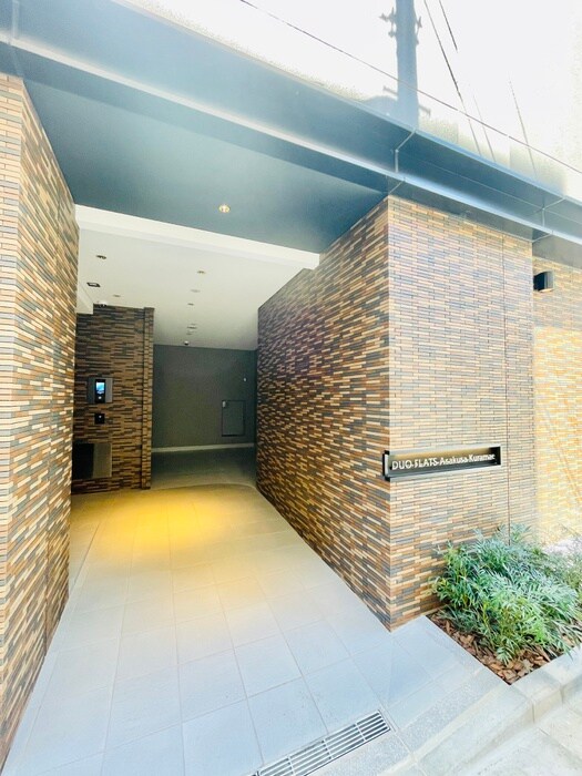 物件外観写真2　(エントランス部分)