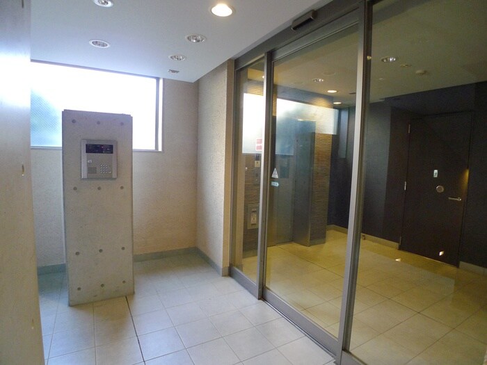 物件外観写真6　(エントランス部分)