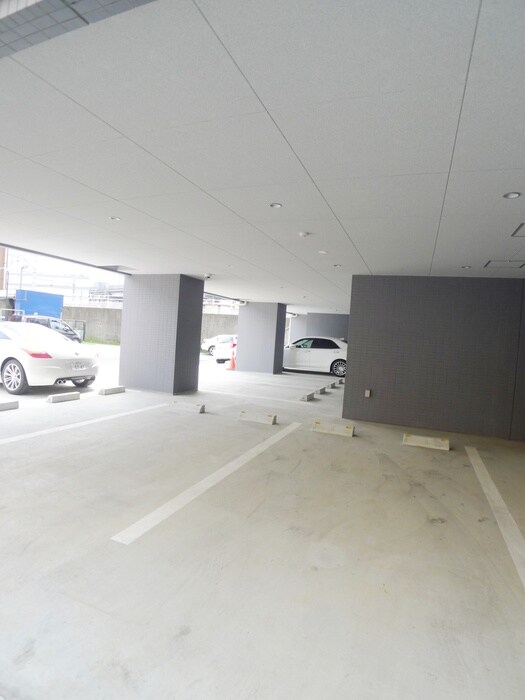 物件外観写真3　(駐車場)