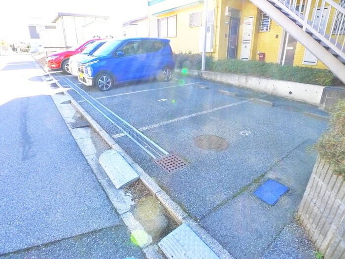 物件外観写真2　(駐車場)