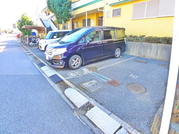 物件外観写真3　(駐車場)