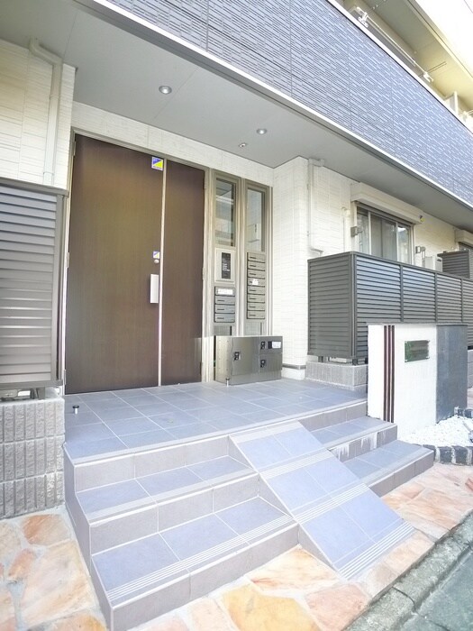 物件外観写真3　(エントランス部分)