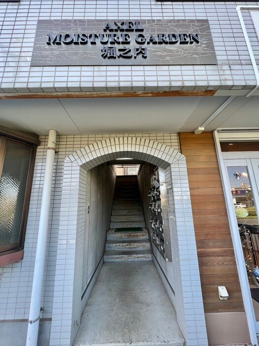 物件外観写真3　(エントランス部分)