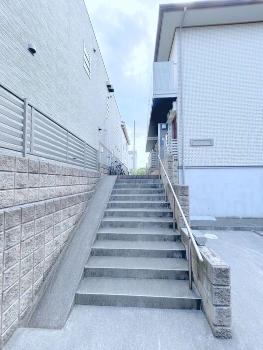 物件外観写真4　(エントランス部分)