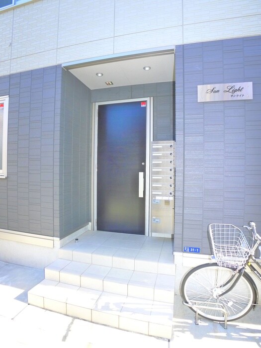 物件外観写真3　(エントランス部分)