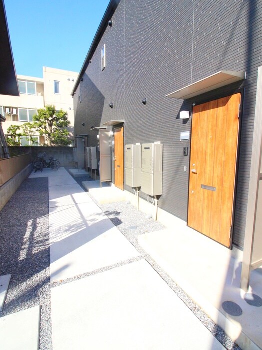物件外観写真2　(エントランス部分)