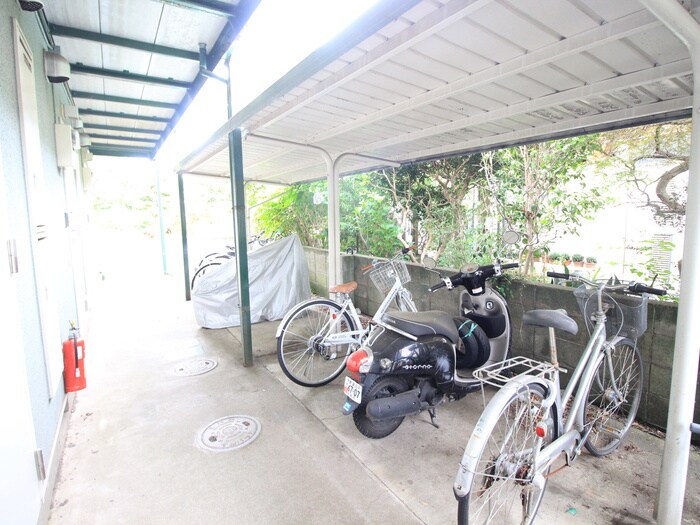物件外観写真3　(駐輪場)