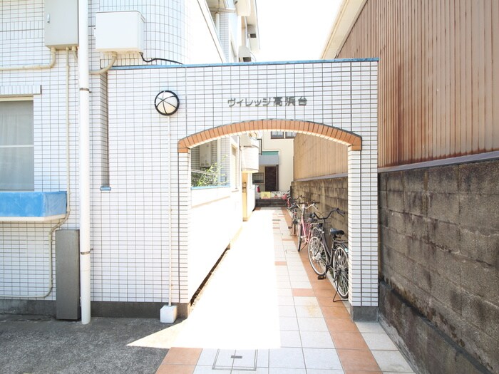 物件外観写真3　(エントランス部分)