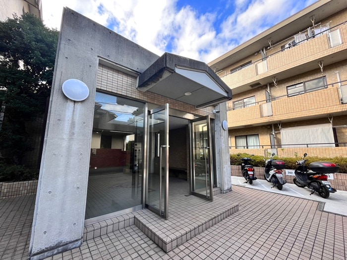 物件外観写真2　(エントランス部分)