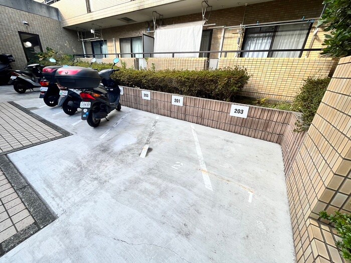 物件外観写真6　(バイク置き場)