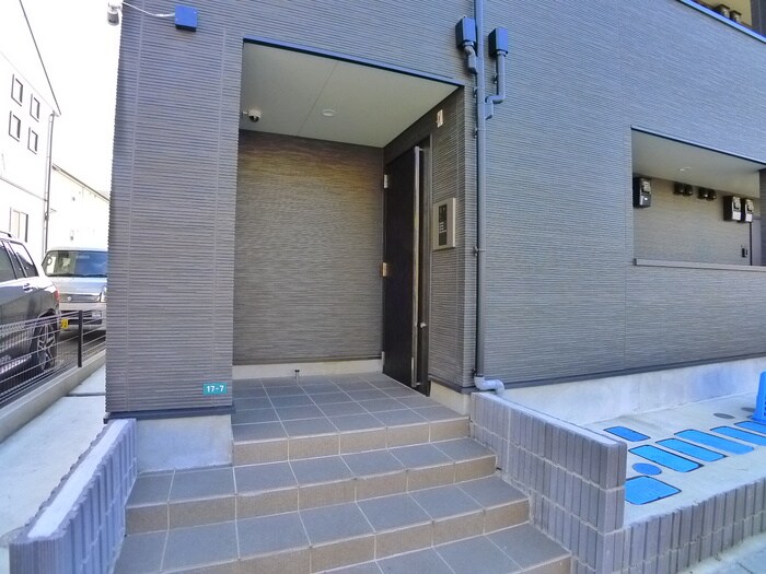 物件外観写真3　(エントランス部分)