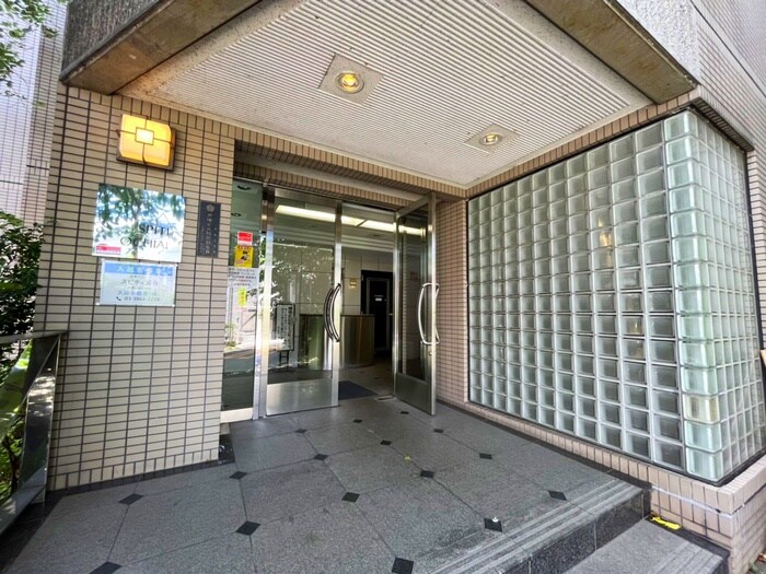 物件外観写真4　(エントランス部分)