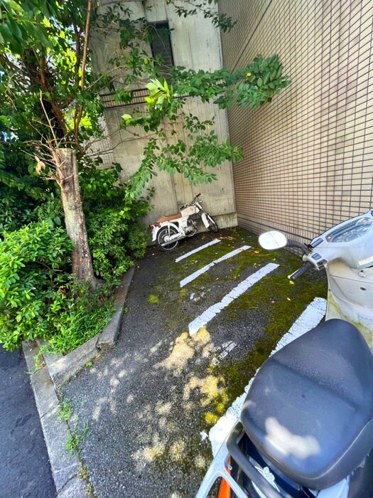 物件外観写真6　(バイク置き場)