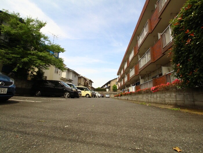 物件外観写真4　(駐車場)