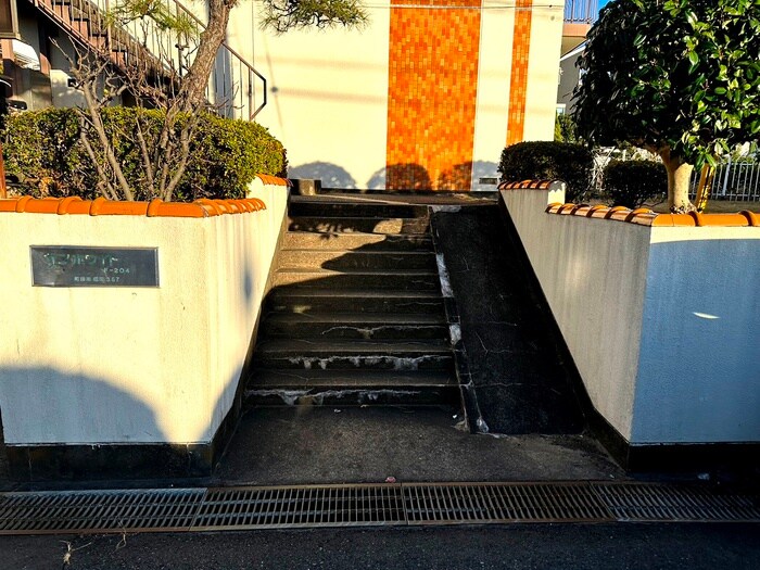 物件外観写真6　(エントランス部分)