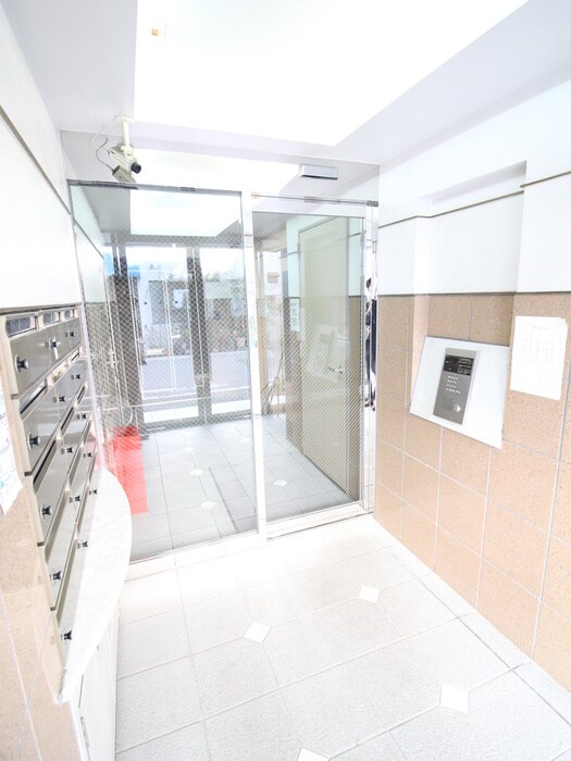 物件外観写真2　(エントランス部分)