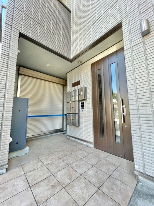 物件外観写真3　(エントランス部分)