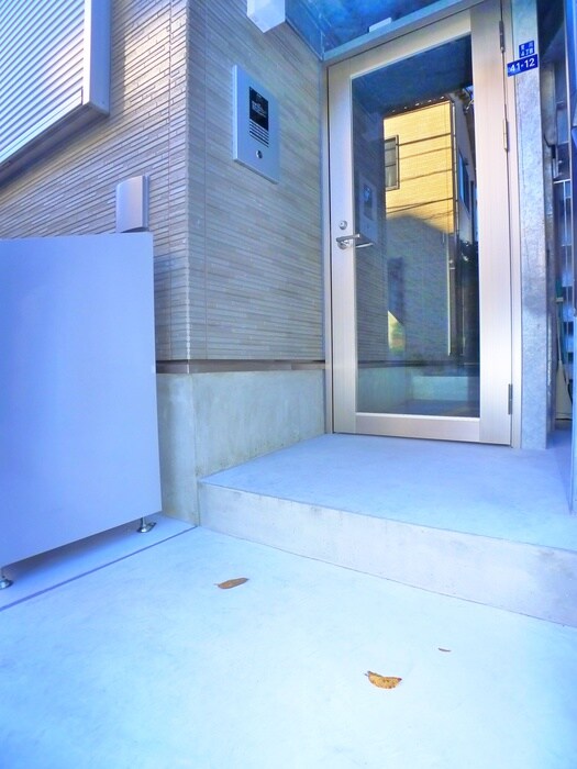 物件外観写真3　(エントランス部分)