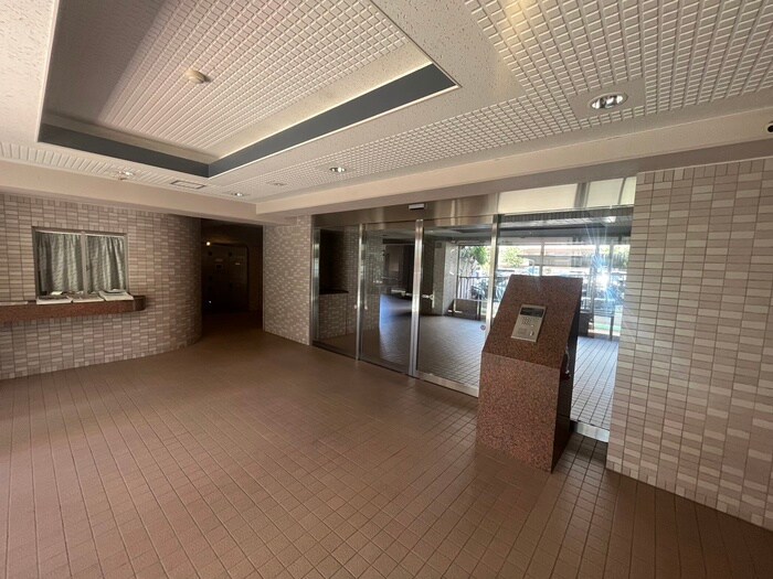 物件外観写真5　(エントランス部分)