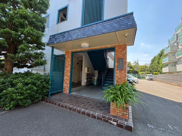 物件外観写真3　(エントランス部分)