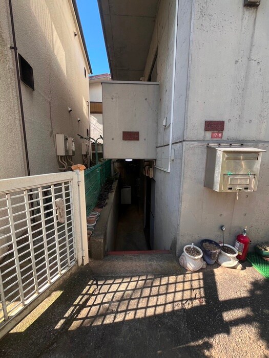 物件外観写真4　(エントランス部分)