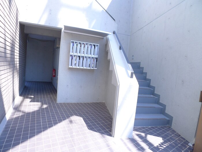 物件外観写真2　(エントランス部分)