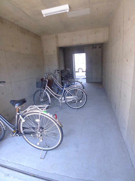 物件外観写真5　(駐輪場)