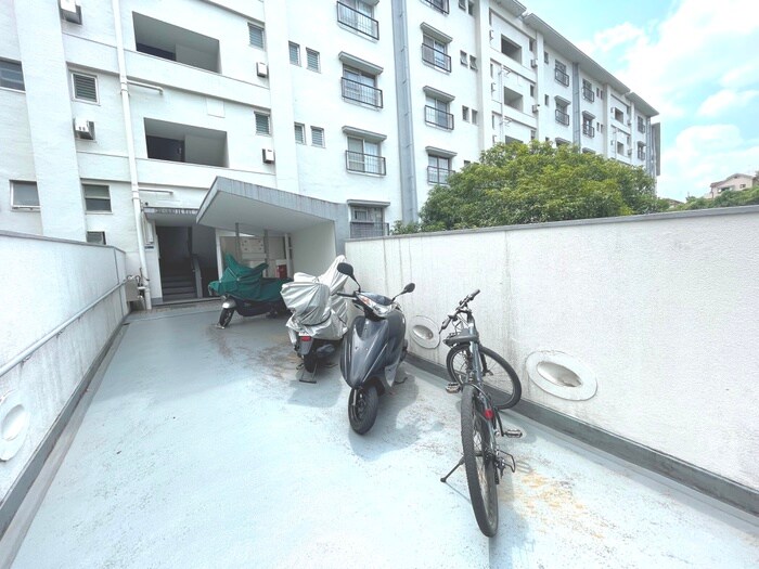 物件外観写真5　(駐輪場)