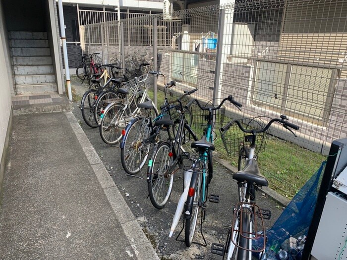 物件外観写真4　(駐輪場)