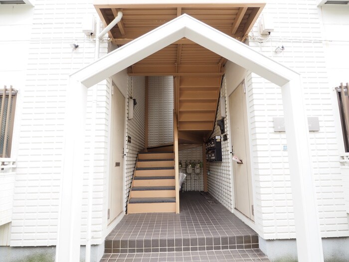 物件外観写真3　(エントランス部分)