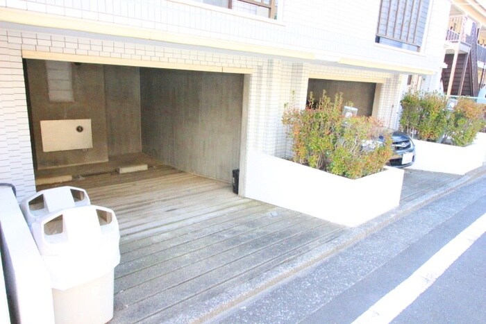 物件外観写真5　(駐車場)