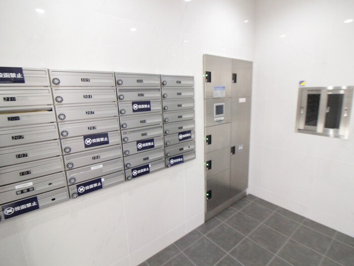 物件外観写真2　(エントランス部分)