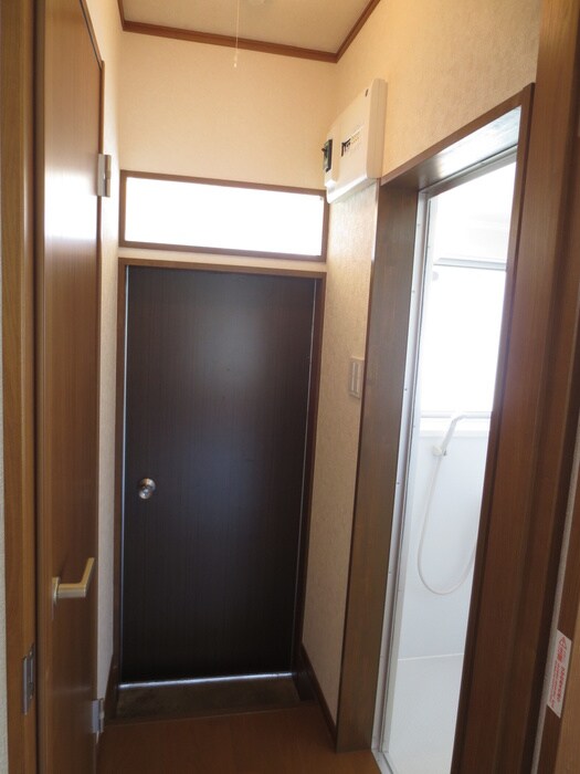 物件内観写真4　(玄関)
