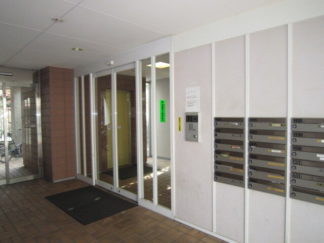 物件外観写真2　(エントランス部分)