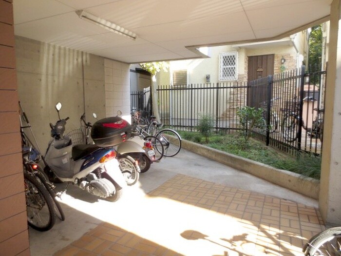 物件外観写真3　(駐輪場)