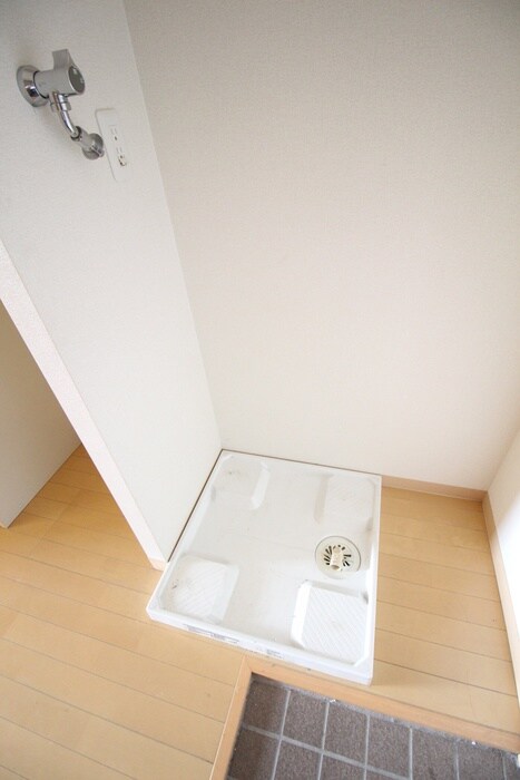 物件内観写真8　(洗濯機置場)