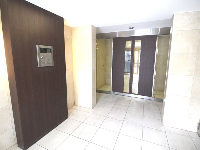 物件外観写真5　(エントランス部分)