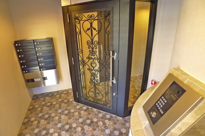 物件外観写真3　(エントランス部分)