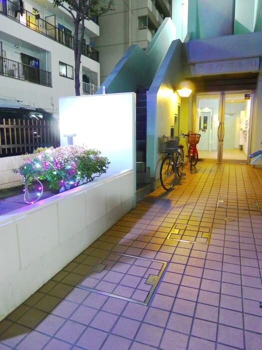 物件外観写真2　(エントランス部分)