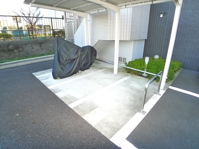 物件外観写真6　(バイク置き場)