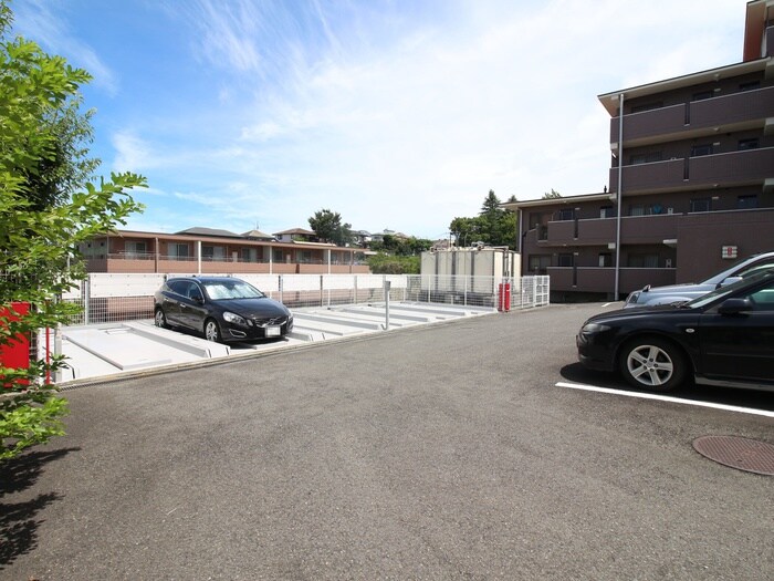 物件外観写真3　(駐車場)