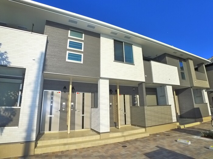 物件外観写真2　(エントランス部分)