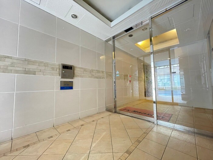 物件外観写真2　(エントランス部分)