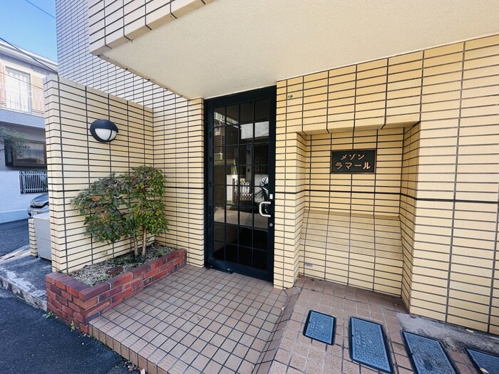 物件外観写真3　(エントランス部分)