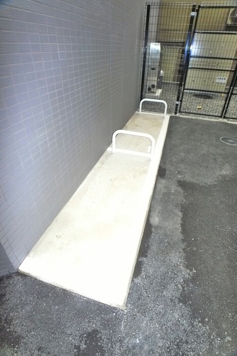 物件外観写真6　(バイク置き場)