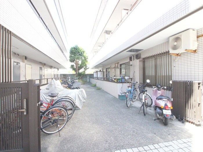 物件外観写真4　(駐輪場)