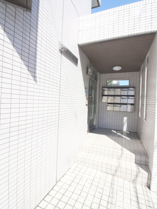 物件外観写真6　(エントランス部分)