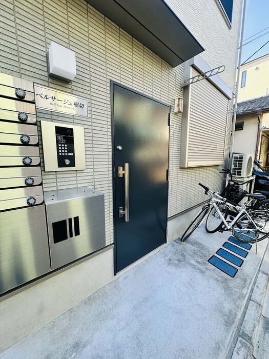 物件外観写真3　(エントランス部分)